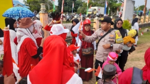 Karnaval Meriah di Jagebob, Polsek Bagikan Bendera Merah Putih untuk Anak PAUD–TK