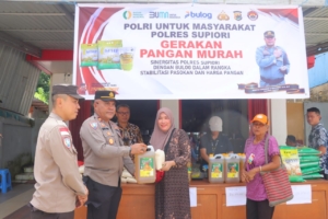 Polres Supiori Gelar Gerakan Pangan Murah di Pertigaan Jalan Sorendiweri Raya
