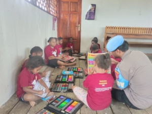 Lewat Operasi Rasaka Cartenz 2025, Polri Ajarkan Anak-anak Oksibil Menulis dan Mewarnai