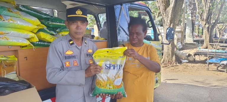 Hari ke-12 Operasi Gerakan Pangan Murah, Polres Merauke Salurkan Ratusan Kilogram Beras dan Minyak Goreng